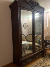 Armario de nogal español modernista