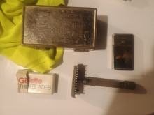 1912 gillette shell design single ring safety razor in mint condition with solid case and matching blade bank